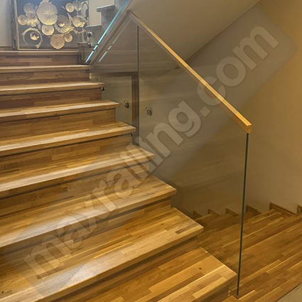 Стъклен парапет по стълби с дистанционер